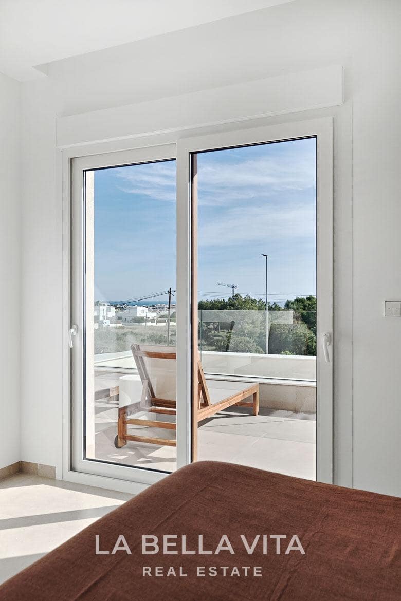 3 soveværelse Villa til salg i Orihuela Costa med swimmingpool garage - € 760.000 (Ref: 9762144)