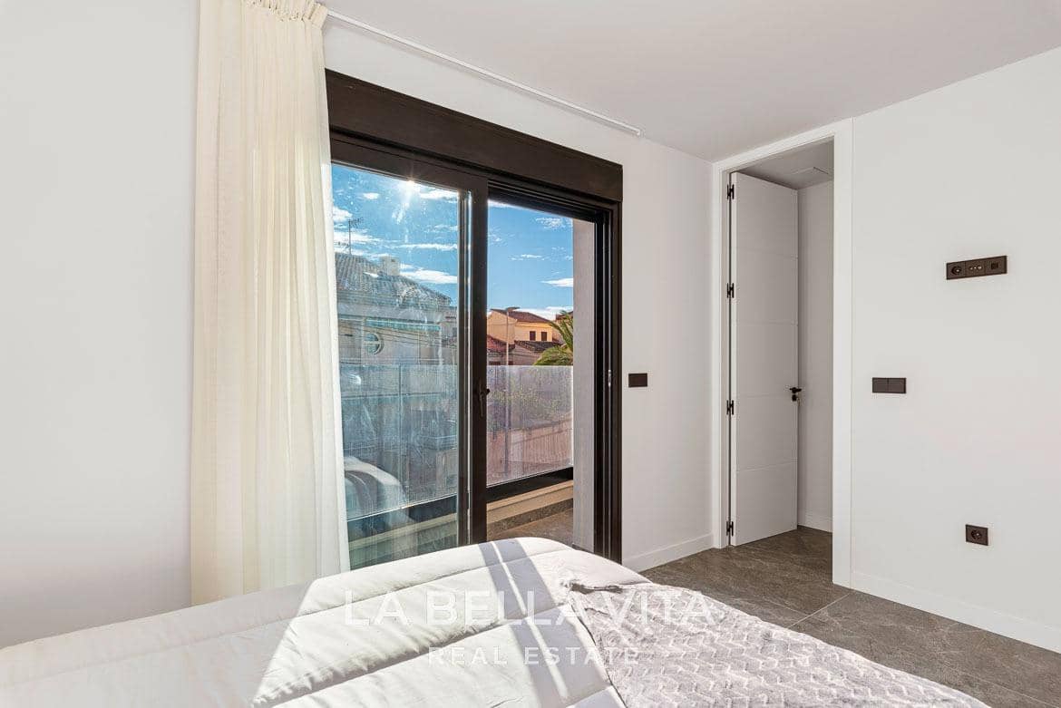 4 slaapkamer Rijtjeshuis te koop in Torre de la Horadada met zwembad - € 698.000 (Ref: 9762145)