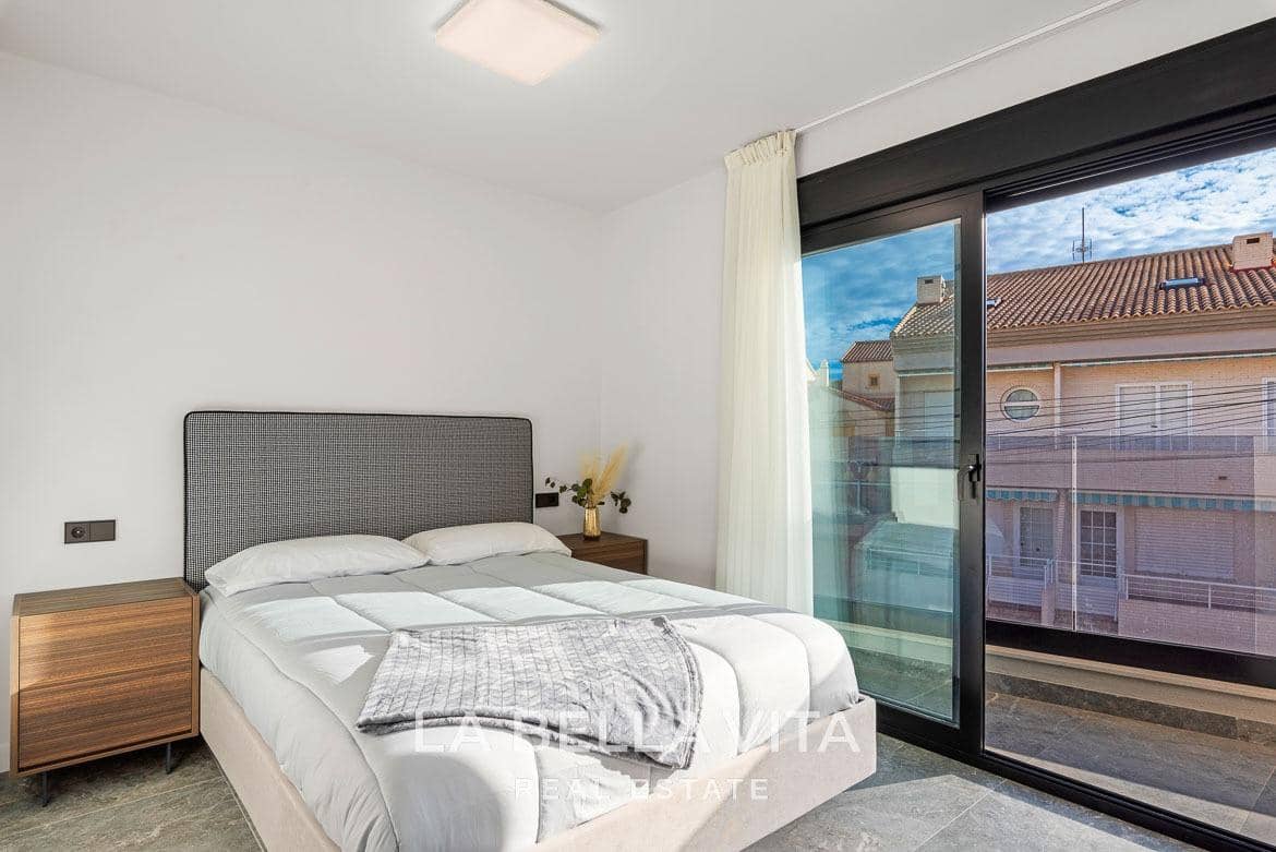 4 slaapkamer Rijtjeshuis te koop in Torre de la Horadada met zwembad - € 698.000 (Ref: 9762145)