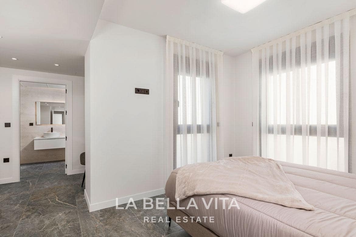 4 slaapkamer Rijtjeshuis te koop in Torre de la Horadada met zwembad - € 698.000 (Ref: 9762145)