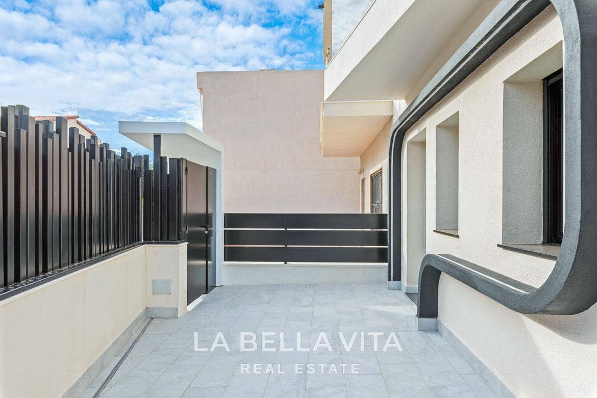 4 slaapkamer Rijtjeshuis te koop in Torre de la Horadada met zwembad - € 698.000 (Ref: 9762145)