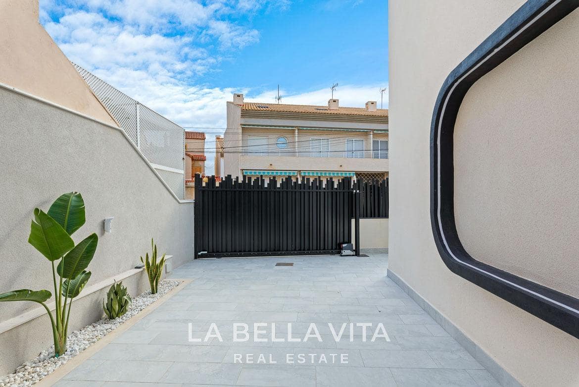 4 slaapkamer Rijtjeshuis te koop in Torre de la Horadada met zwembad - € 698.000 (Ref: 9762145)