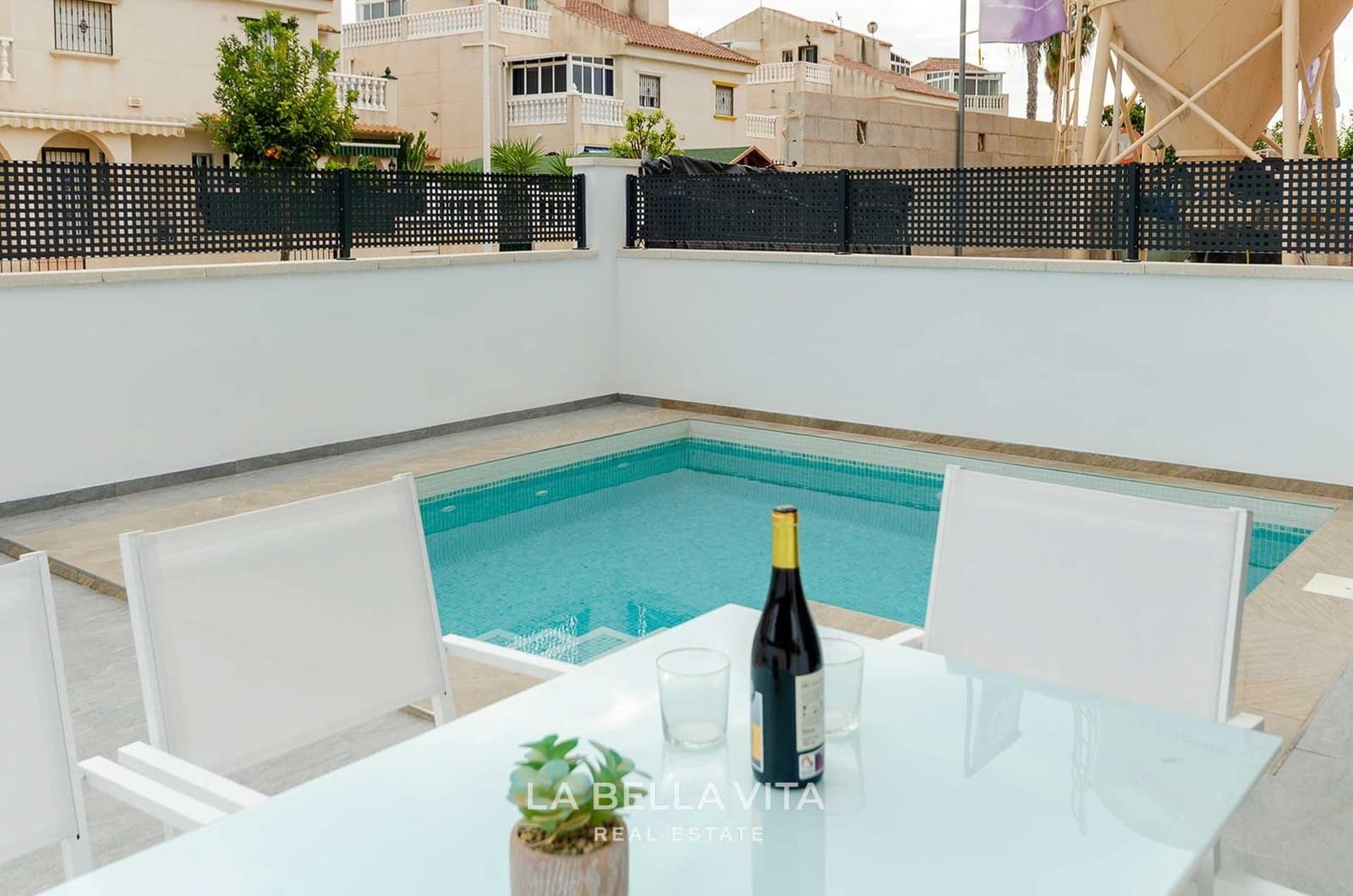 3 bedroom Villa for sale in El Limonar with pool - € 424,000 (Ref: 9900215)