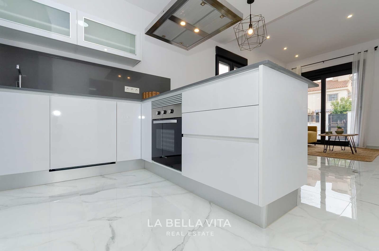 3 bedroom Villa for sale in El Limonar with pool - € 424,000 (Ref: 9900215)