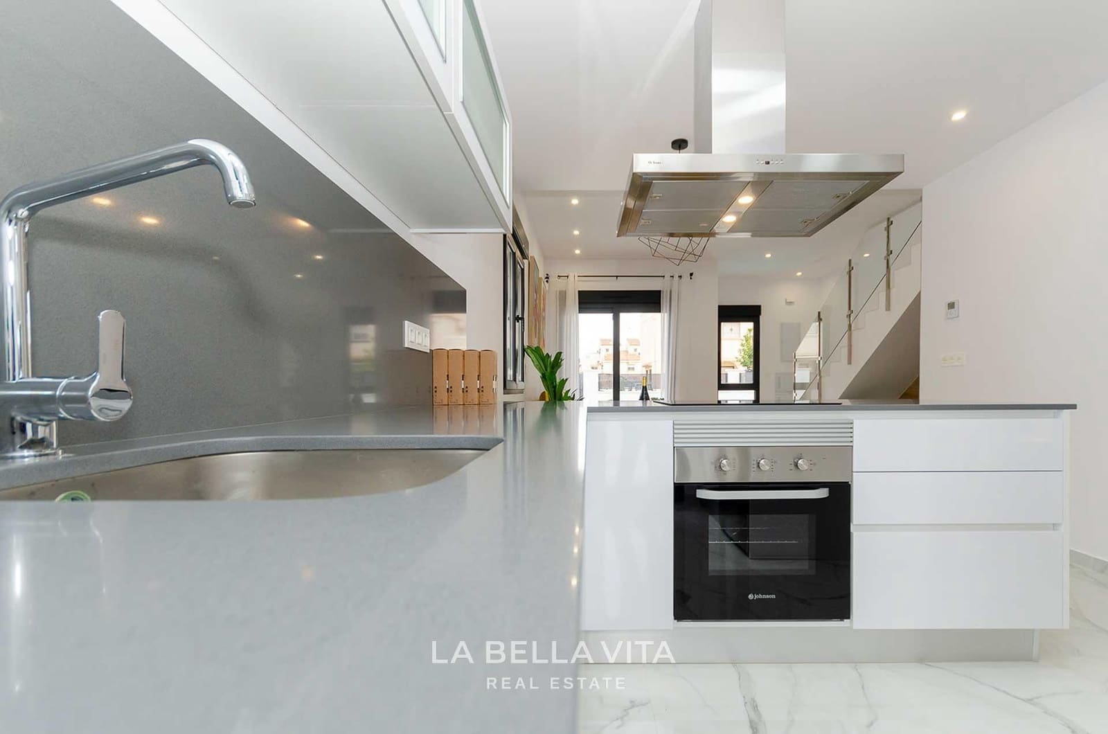 3 bedroom Villa for sale in El Limonar with pool - € 424,000 (Ref: 9900215)