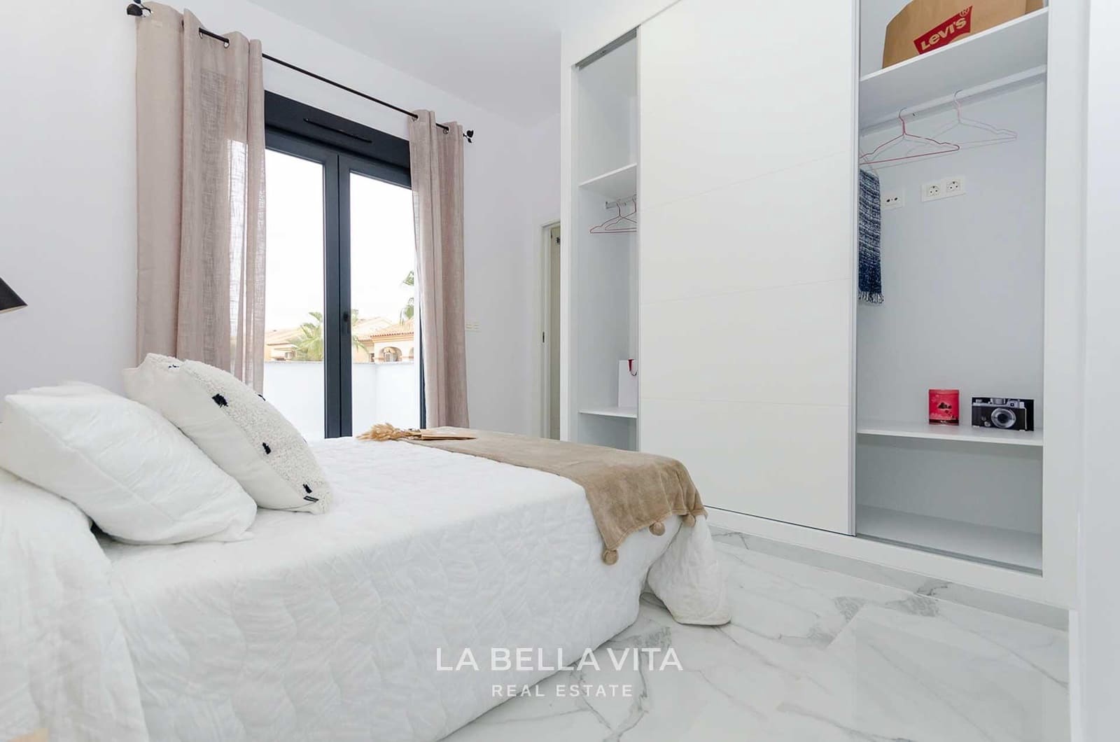 3 bedroom Villa for sale in El Limonar with pool - € 424,000 (Ref: 9900215)
