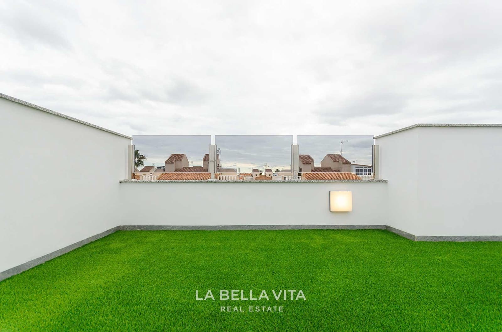 3 bedroom Villa for sale in El Limonar with pool - € 424,000 (Ref: 9900215)