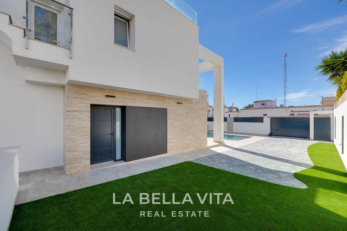 4 sovrum Villa till salu i Torrevieja med pool - 750 000 € (Ref: 9900219)
