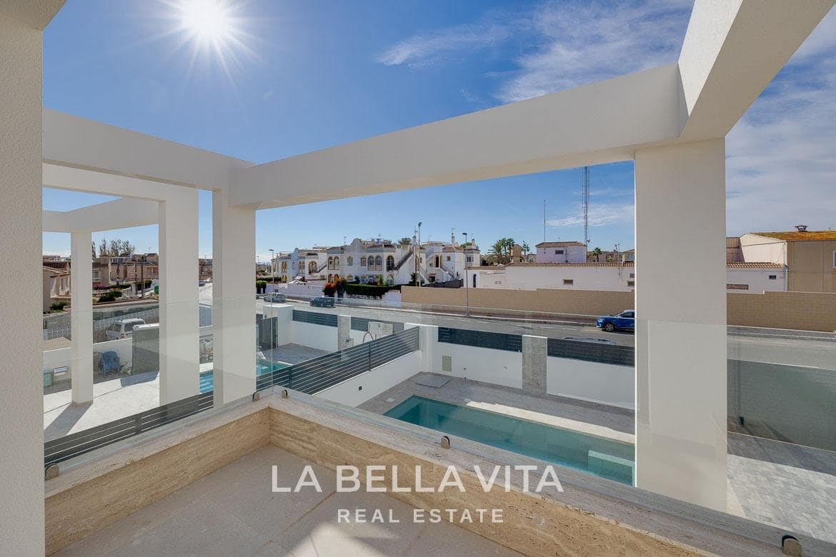 4 sovrum Villa till salu i Torrevieja med pool - 750 000 € (Ref: 9900219)