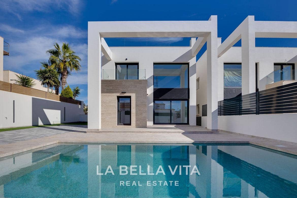 4 sovrum Villa till salu i Torrevieja med pool - 750 000 € (Ref: 9900219)