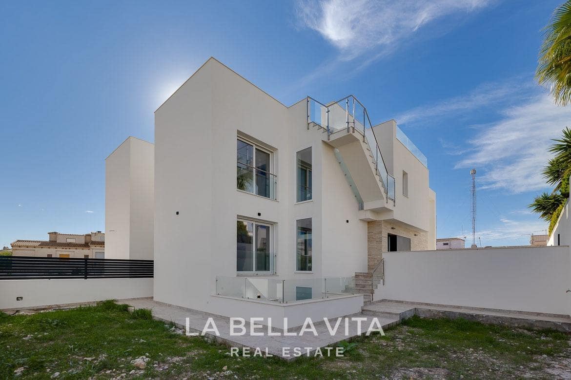 4 sovrum Villa till salu i Torrevieja med pool - 750 000 € (Ref: 9900219)