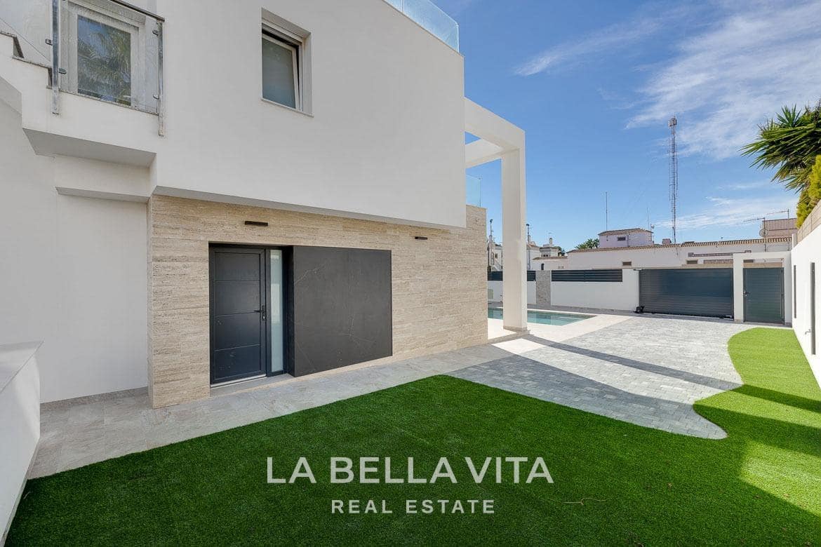 4 sovrum Villa till salu i Torrevieja med pool - 750 000 € (Ref: 9900219)
