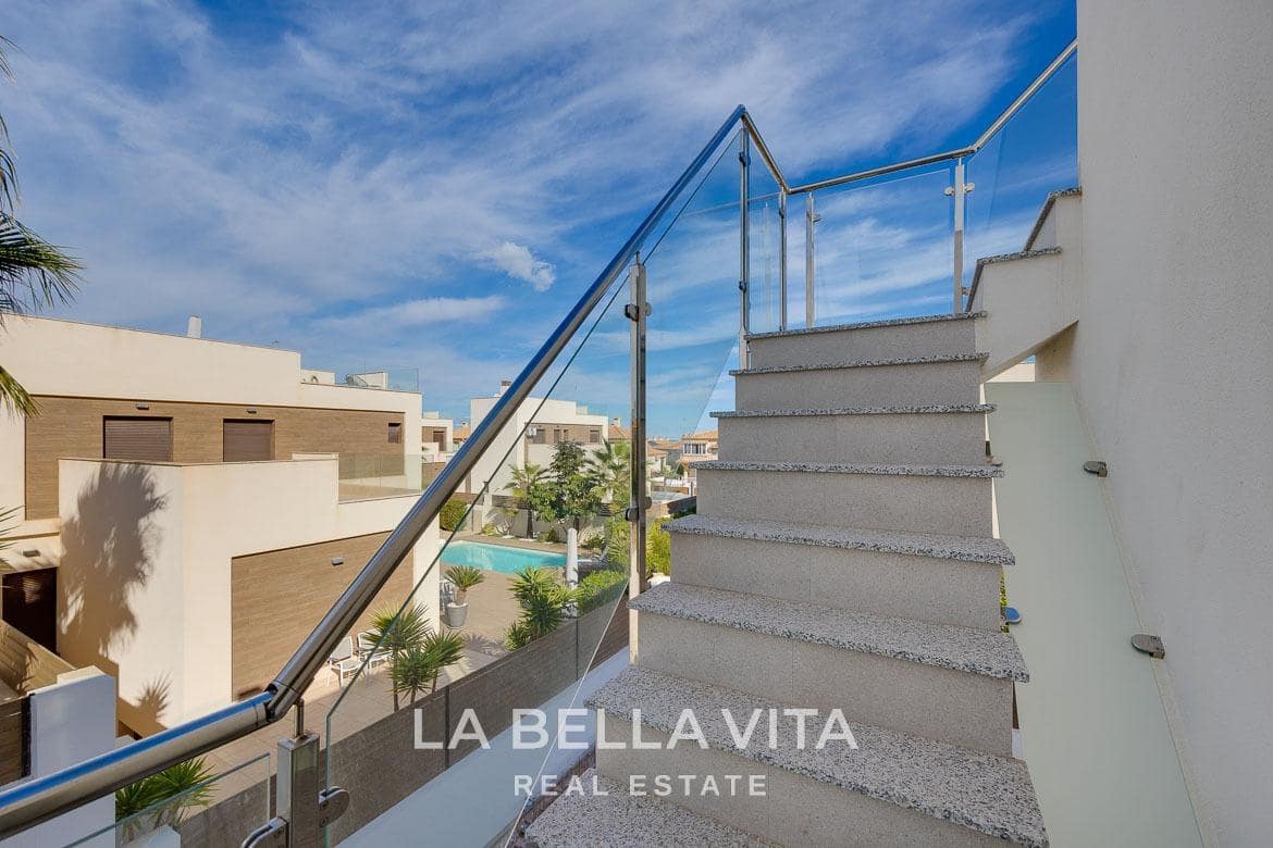 4 sovrum Villa till salu i Torrevieja med pool - 750 000 € (Ref: 9900219)