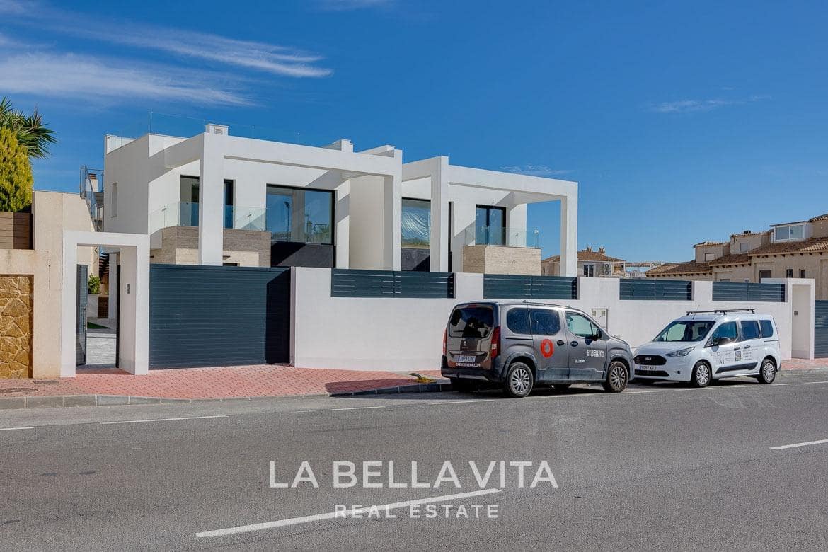 4 sovrum Villa till salu i Torrevieja med pool - 750 000 € (Ref: 9900219)