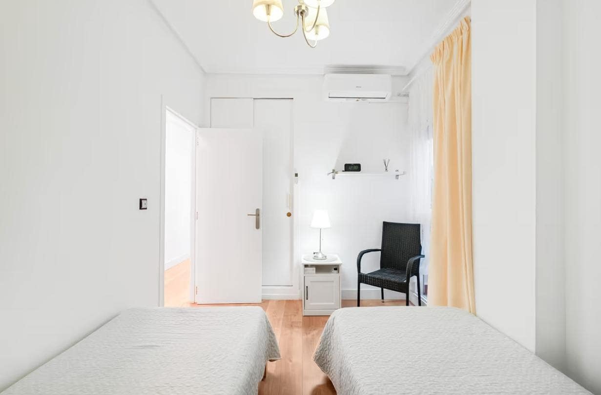 3 bedroom Apartment for rent in Torrevieja with garage - € 1,300 (Ref: 10000483)