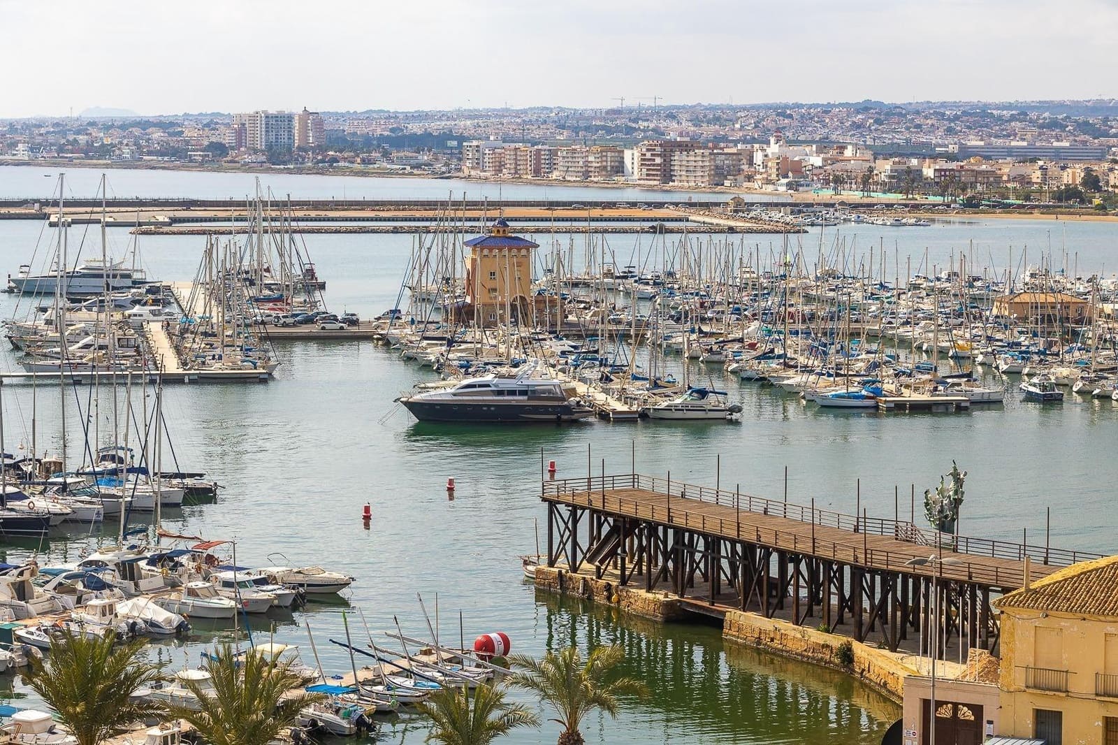 3 bedroom Apartment for rent in Torrevieja with garage - € 1,300 (Ref: 10000483)