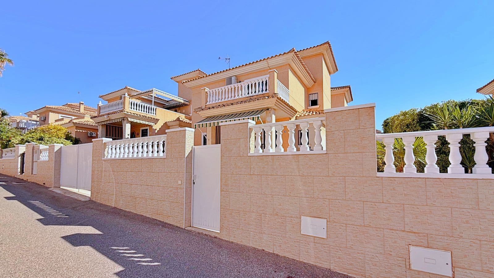 4 bedroom Villa for sale in Orihuela - € 379,000 (Ref: 10015779)