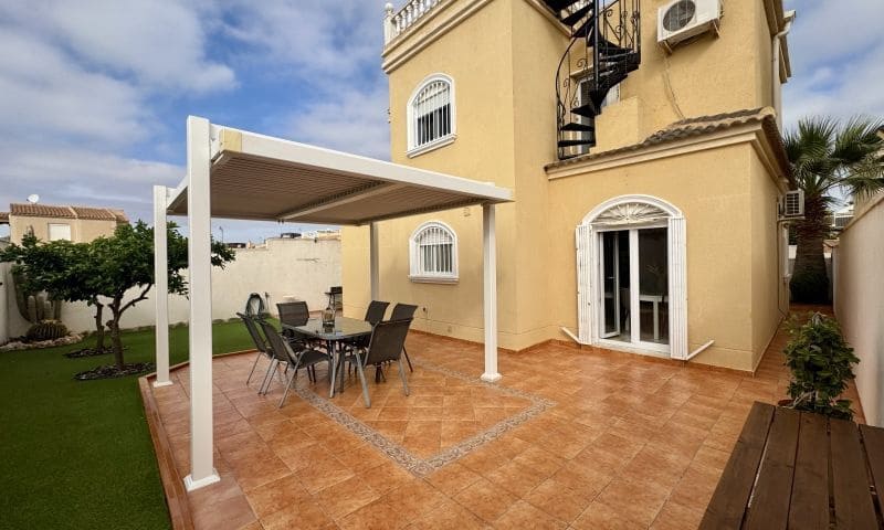 4 makuuhuone Huvila myytävänä paikassa Torrevieja mukana 
autotalli - 398 995 € (Ref: 10047524)