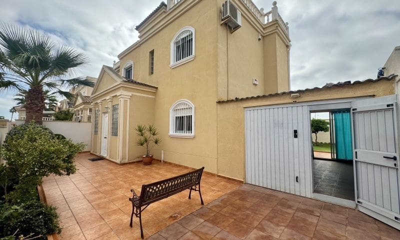 4 makuuhuone Huvila myytävänä paikassa Torrevieja mukana 
autotalli - 398 995 € (Ref: 10047524)