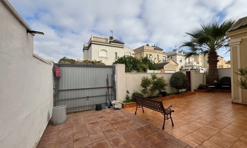 4 makuuhuone Huvila myytävänä paikassa Torrevieja mukana 
autotalli - 398 995 € (Ref: 10047524)
