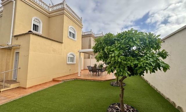 4 makuuhuone Huvila myytävänä paikassa Los Frutales, Torrevieja mukana 
autotalli - 398 995 € (Ref: 10047524)