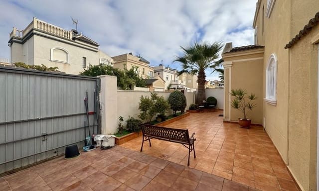 4 makuuhuone Huvila myytävänä paikassa Los Frutales, Torrevieja mukana 
autotalli - 398 995 € (Ref: 10047524)