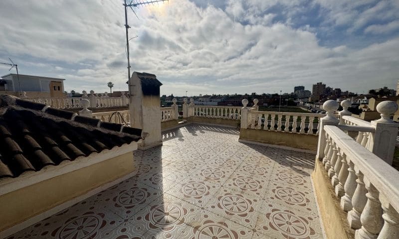 4 makuuhuone Huvila myytävänä paikassa Torrevieja mukana 
autotalli - 398 995 € (Ref: 10047524)