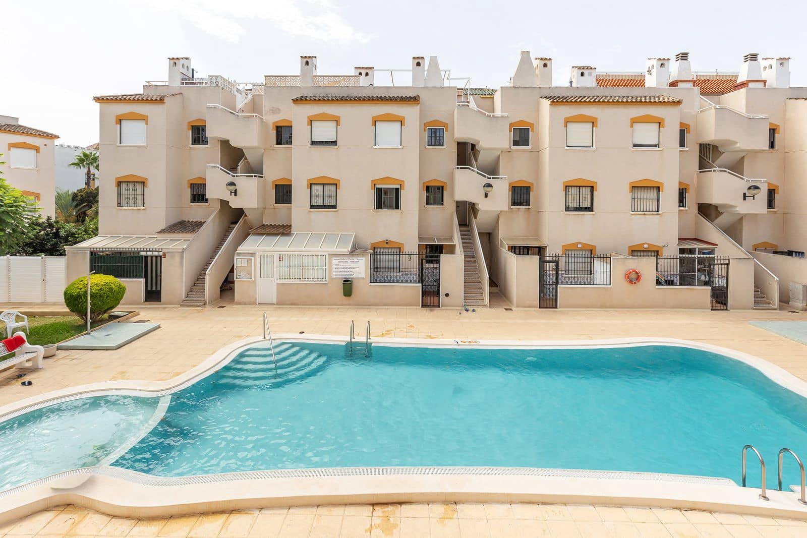 2 bedroom Apartment for sale in Punta Prima with pool - € 169,000 (Ref: 10050356)