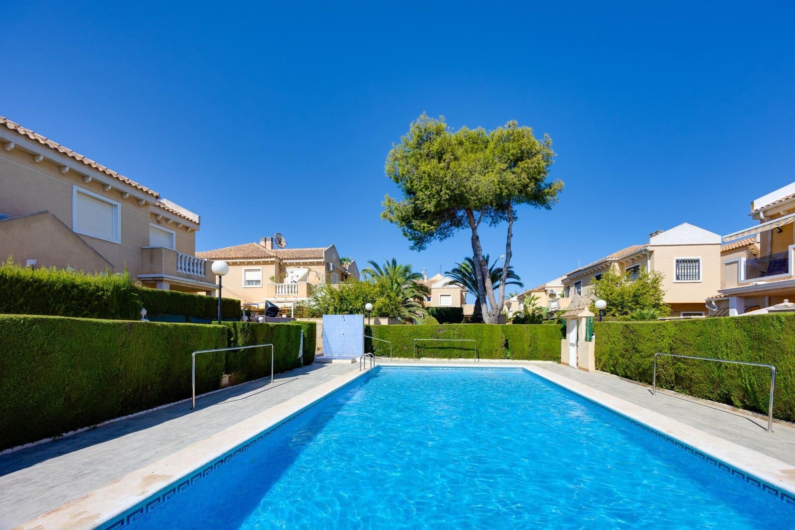 4 Zimmer Villa zu verkaufen in Torrevieja mit Pool Garage - 359.900 € (Ref: 10064878)