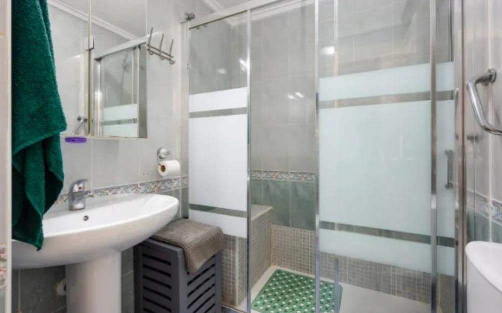 Apartamento de 2 habitaciones en Torrevieja en venta con piscina garaje - 140.000 € (Ref: 10081138)