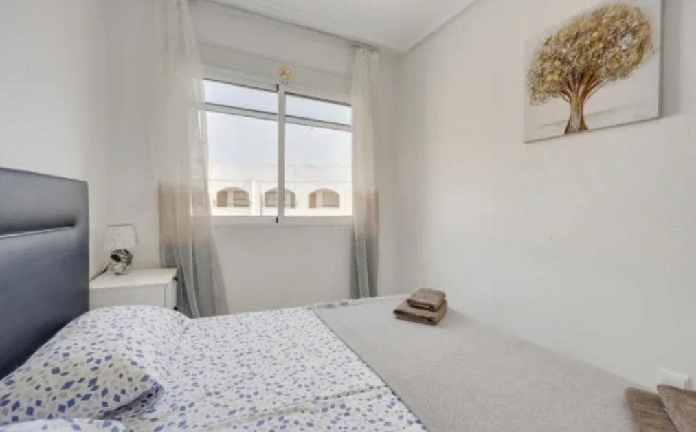 Apartamento de 2 habitaciones en Torrevieja en venta con piscina garaje - 140.000 € (Ref: 10081138)