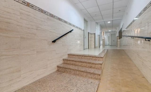 Apartamento de 2 habitaciones en Playa de los Locos, Torrevieja en venta con piscina garaje - 140.000 € (Ref: 10081138)