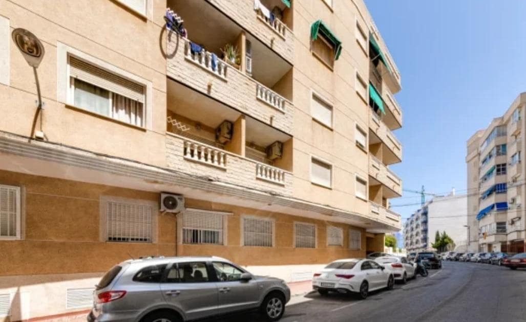 Apartamento de 2 habitaciones en Torrevieja en venta con piscina garaje - 140.000 € (Ref: 10081138)