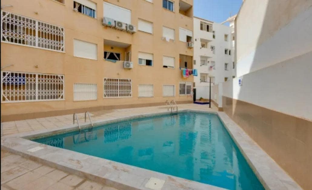 Apartamento de 2 habitaciones en Torrevieja en venta con piscina garaje - 140.000 € (Ref: 10081138)