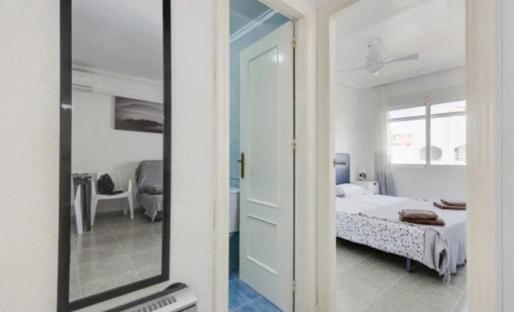 Apartamento de 2 habitaciones en Torrevieja en venta con piscina garaje - 140.000 € (Ref: 10081138)
