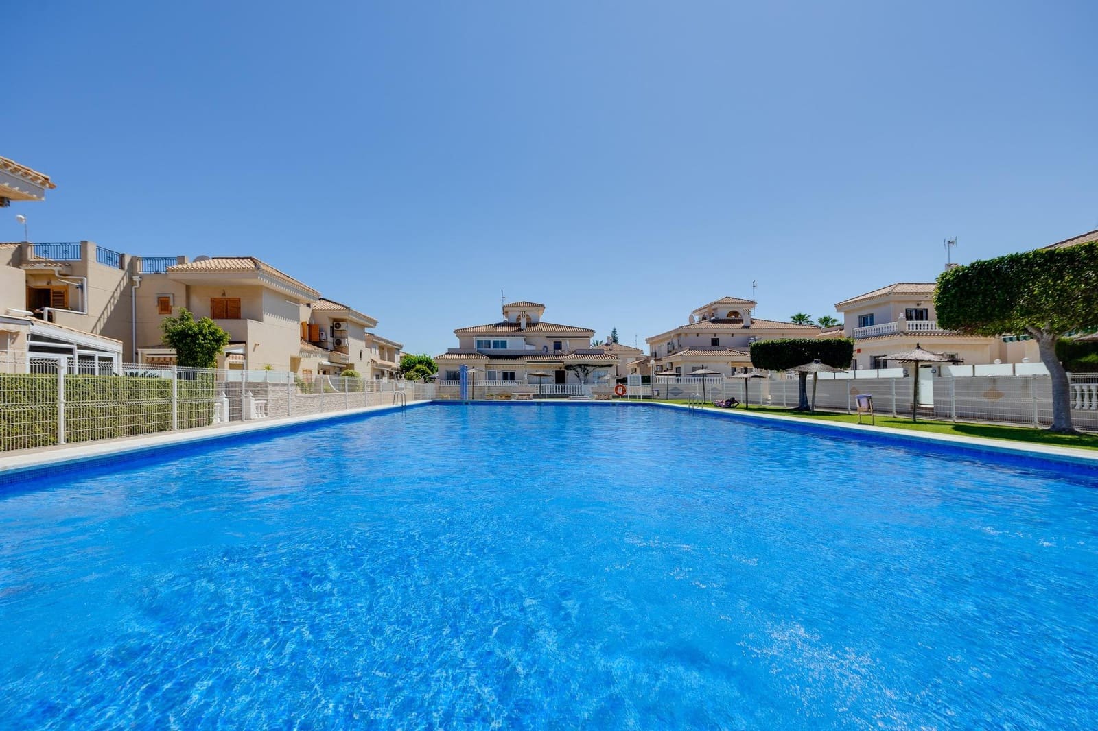 3 slaapkamer Villa te koop in Playa Flamenca met zwembad - € 389.000 (Ref: 10081139)
