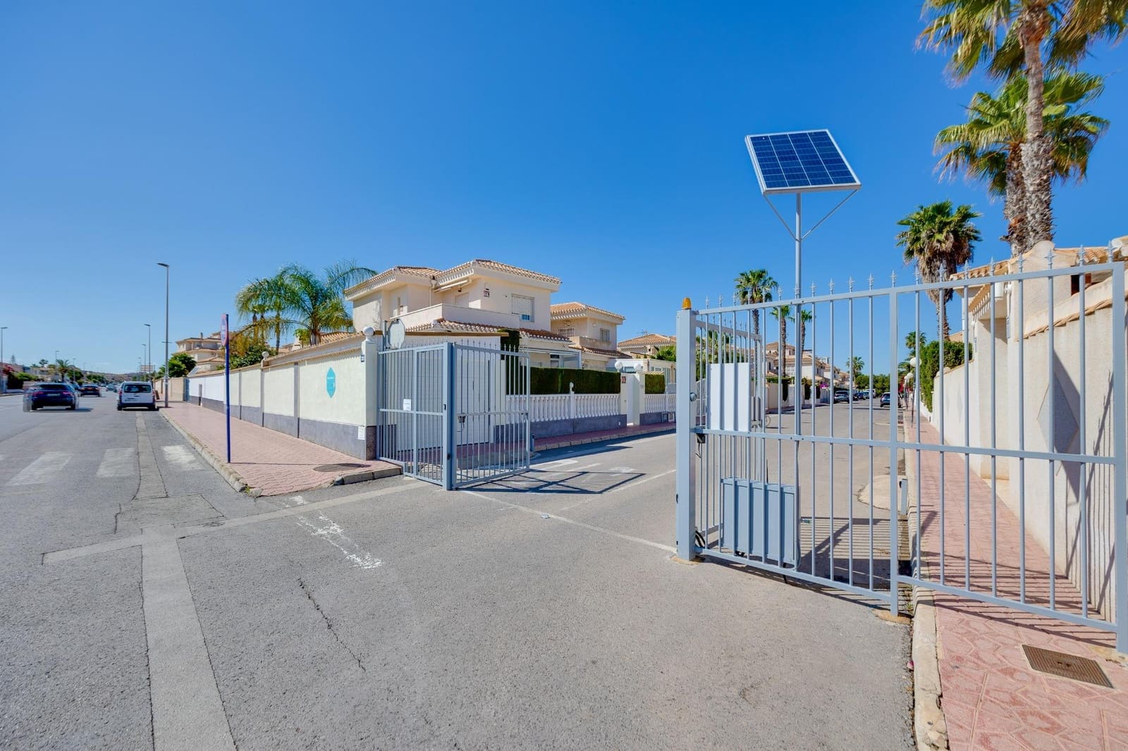 3 slaapkamer Villa te koop in Playa Flamenca met zwembad - € 389.000 (Ref: 10081139)