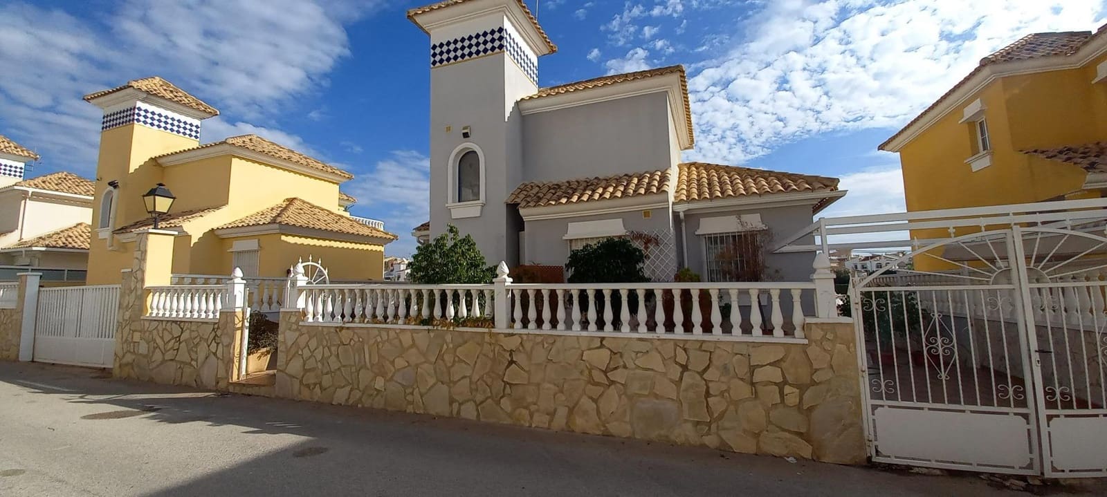 3 bedroom Villa for rent in Filipinas with pool - € 1,500 (Ref: 10120152)