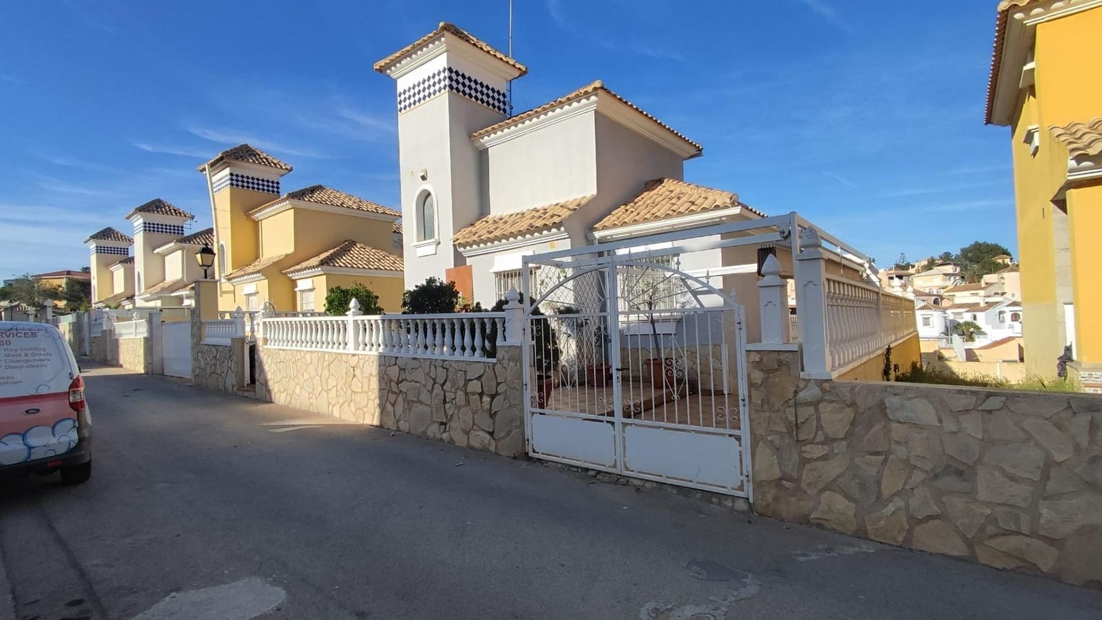 3 bedroom Villa for rent in Filipinas with pool - € 1,500 (Ref: 10120152)