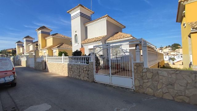 Chalet de 3 habitaciones en Las Filipinas en alquiler con piscina - 1.500 € (Ref: 10120152)
