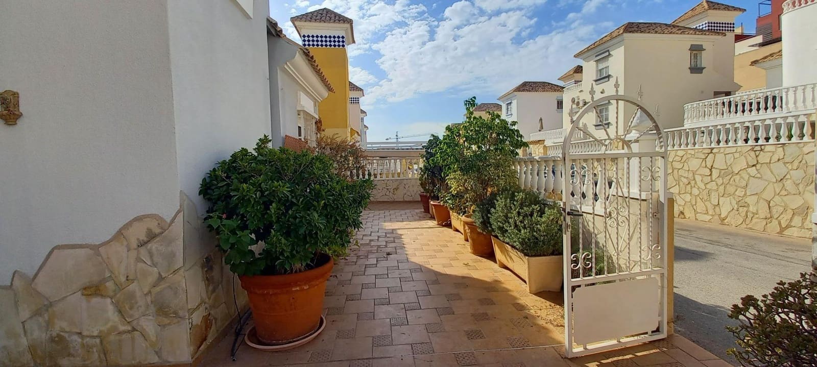 3 bedroom Villa for rent in Filipinas with pool - € 1,500 (Ref: 10120152)