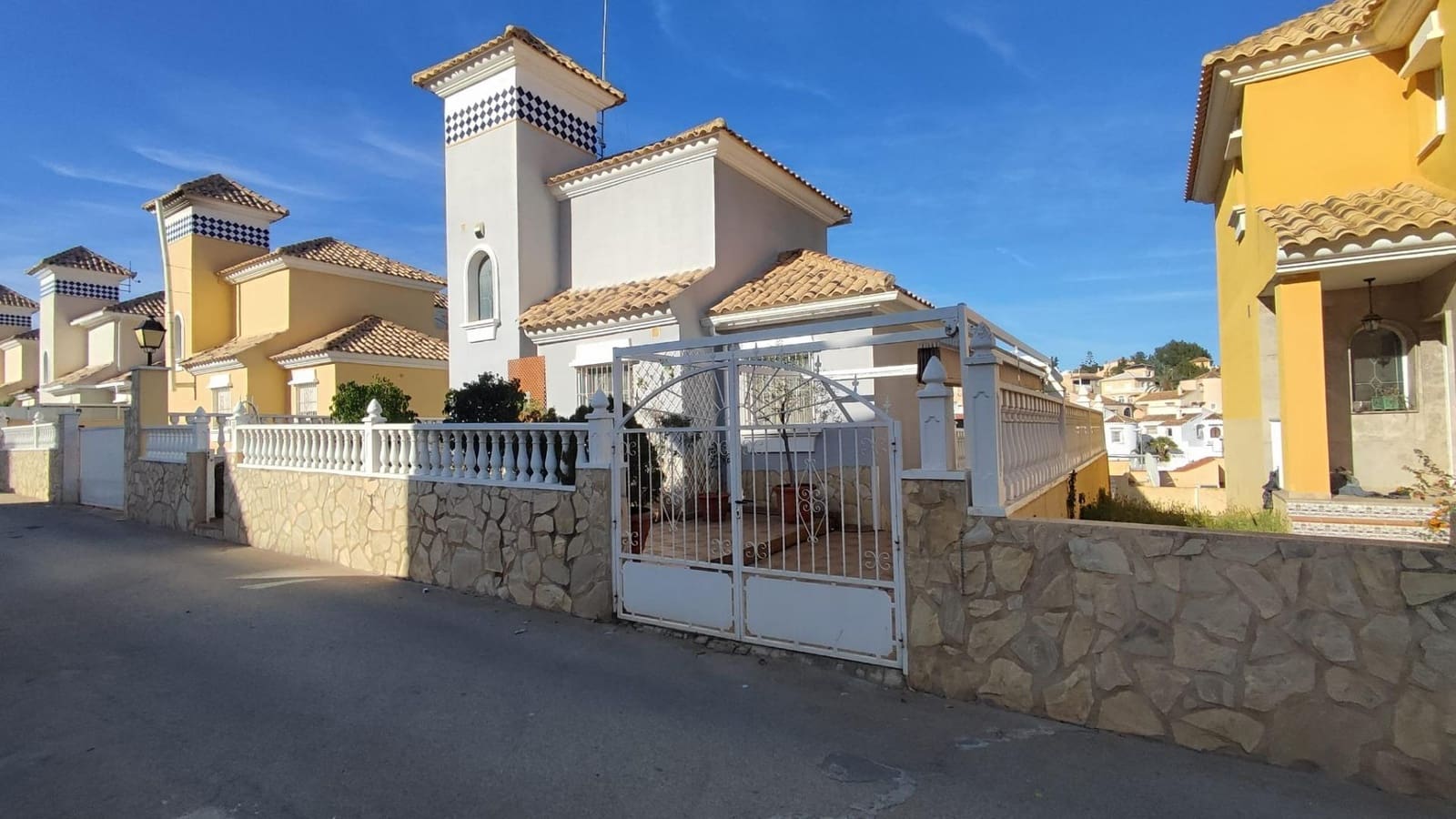 3 bedroom Villa for rent in Filipinas with pool - € 1,500 (Ref: 10120152)