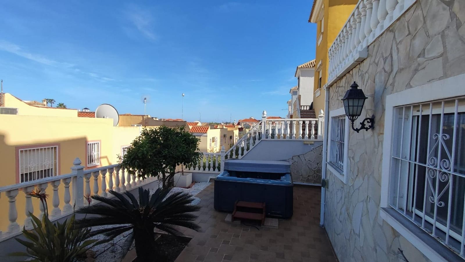 3 bedroom Villa for rent in Filipinas with pool - € 1,500 (Ref: 10120152)
