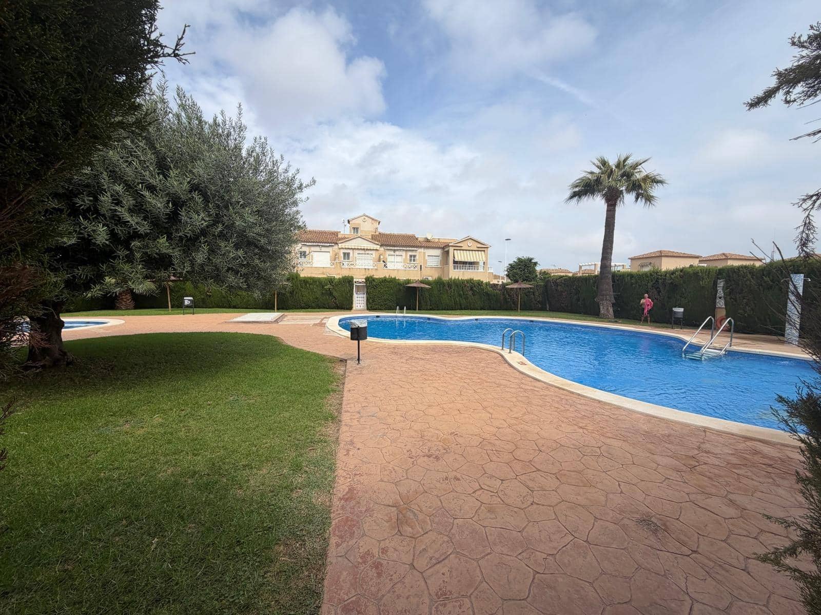 Bungalow de 2 habitaciones en Torrevieja en venta con piscina garaje - 175.000 € (Ref: 10133397)