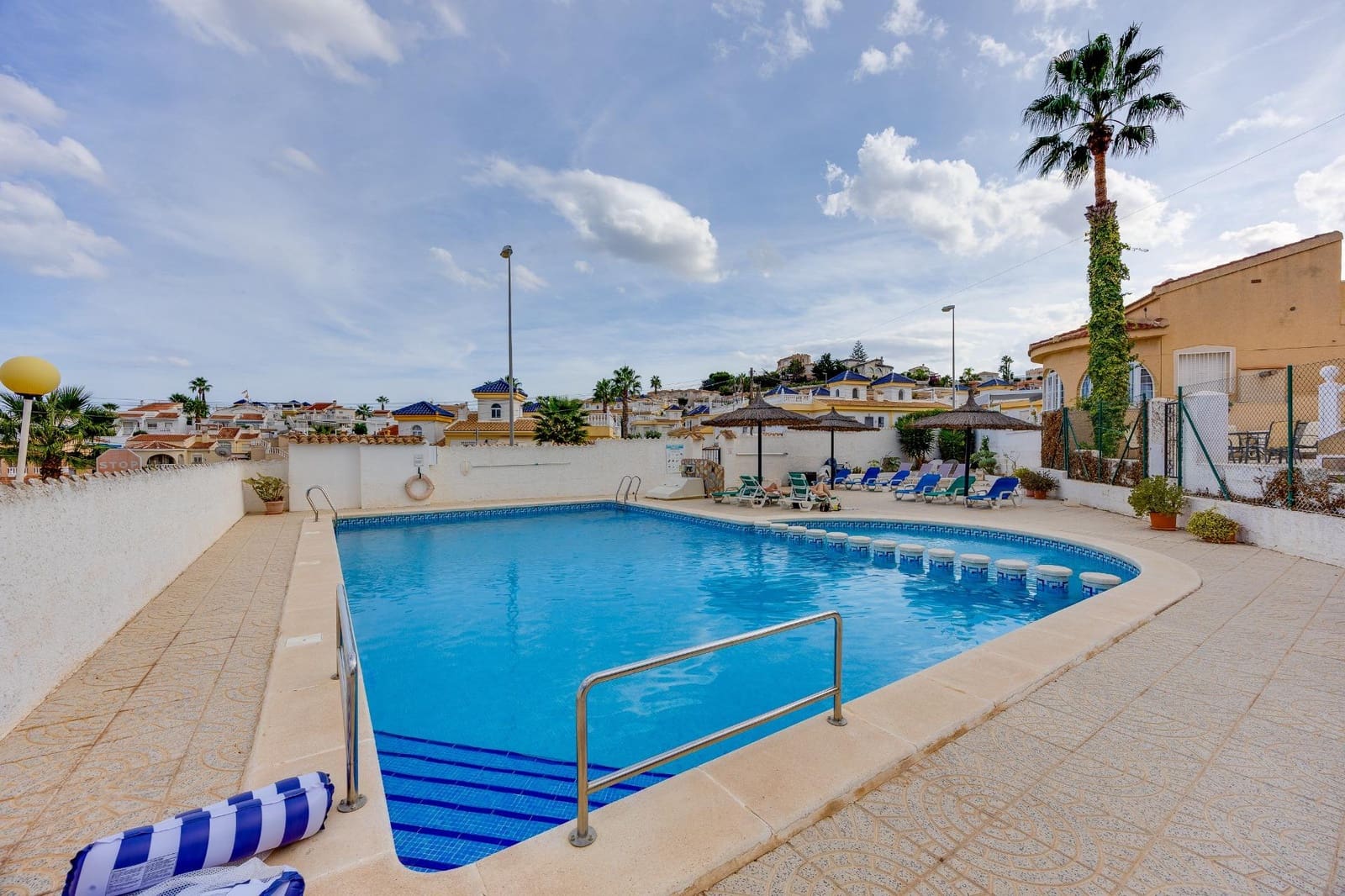 Chalet de 2 habitaciones en La Marquesa en venta con piscina garaje - 277.000 € (Ref: 10148951)