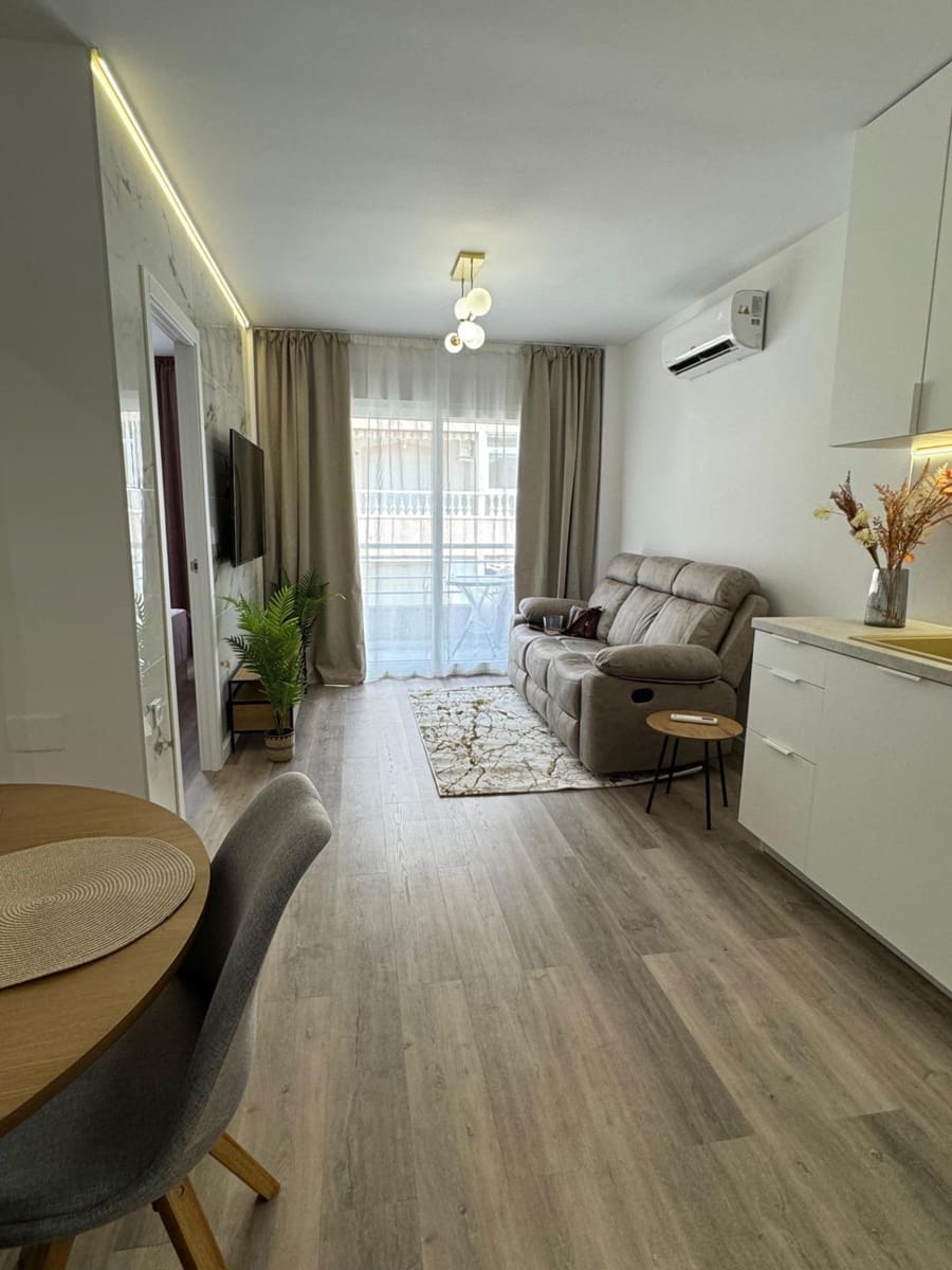 2 bedroom Apartment for sale in Torrevieja - € 158,000 (Ref: 8424966)