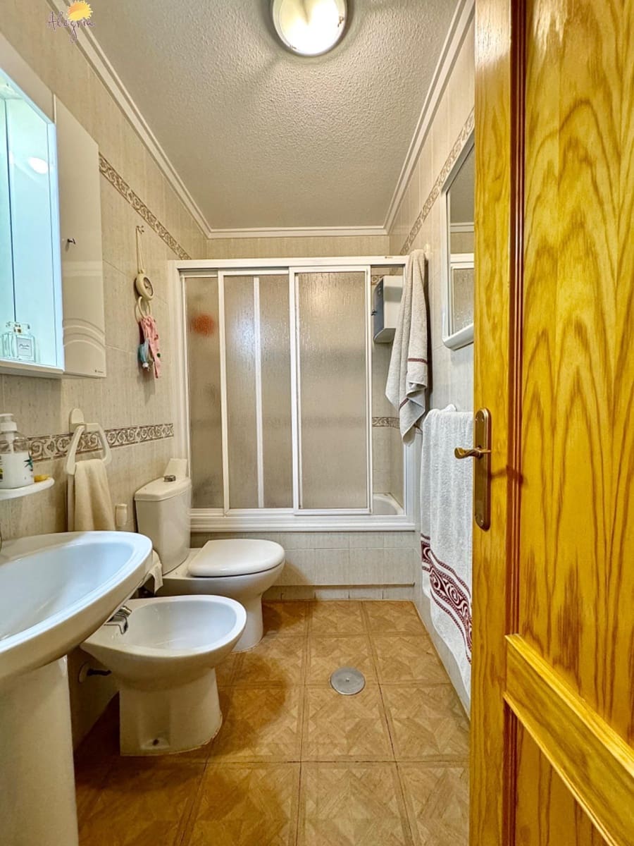 2 soveværelse Lejlighed til salg i Torrevieja med swimmingpool garage - € 134.900 (Ref: 8434277)