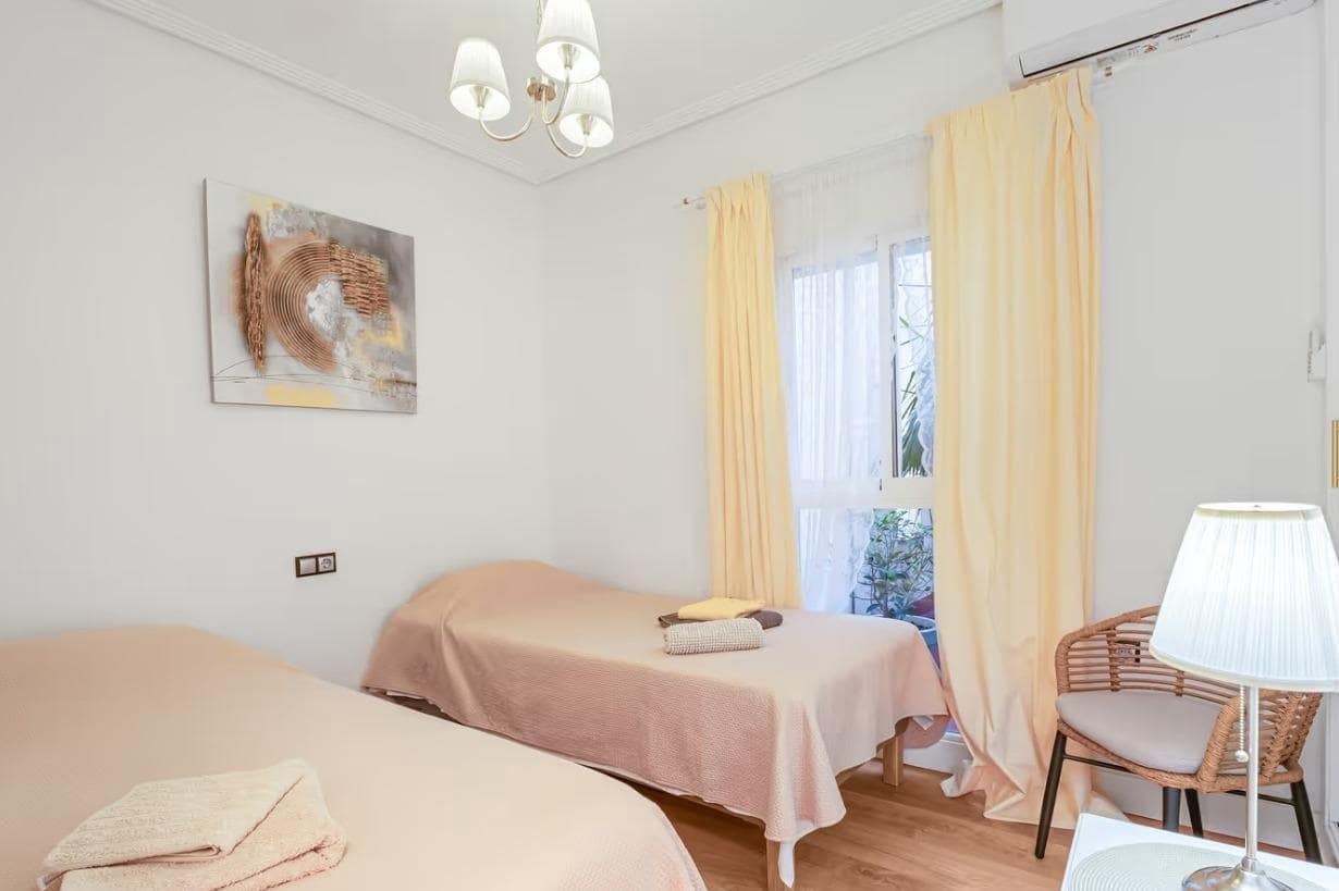 Appartement de 3 chambres de location de vacances à Torrevieja avec garage - 700 € (Ref: 8446943)