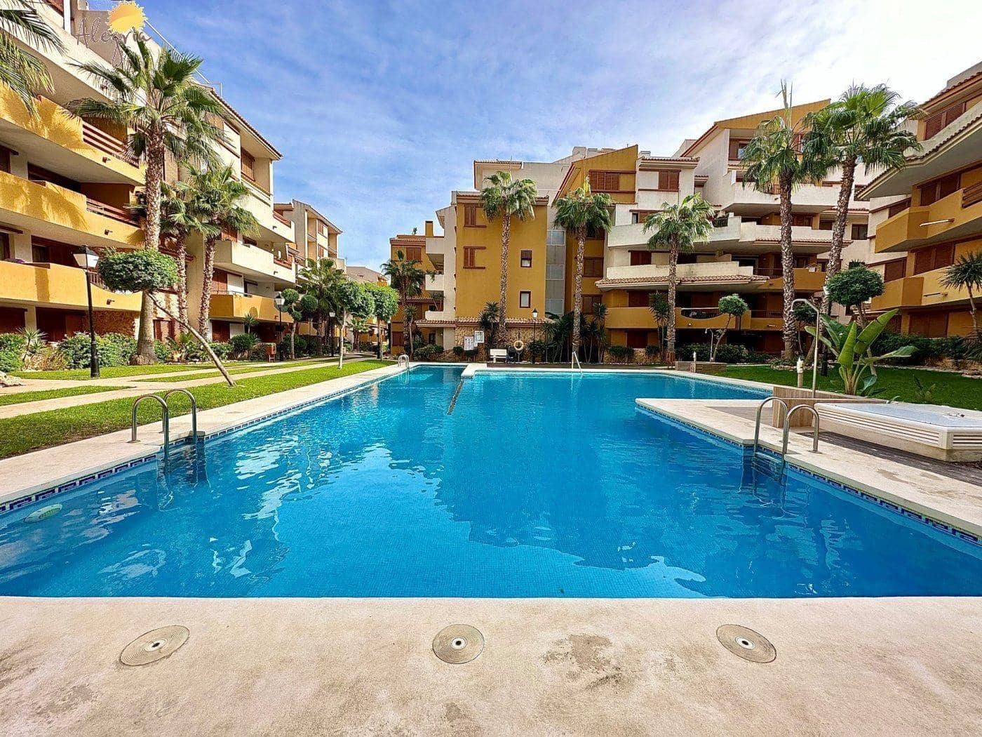 3 sypialnia Apartament na sprzedaż w Punta Prima z basenem garażem - 355 000 € (Ref: 8566471)