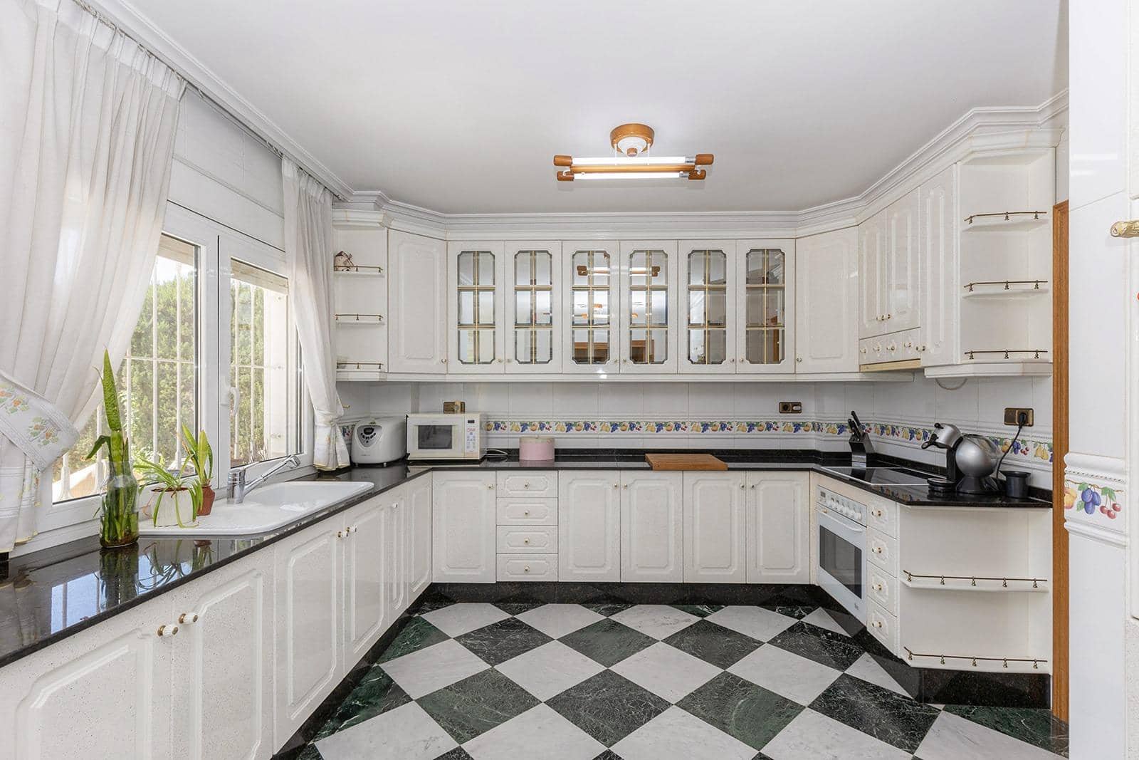 5 bedroom Villa for sale in Torrevieja with pool garage - € 780,000 (Ref: 8568491)